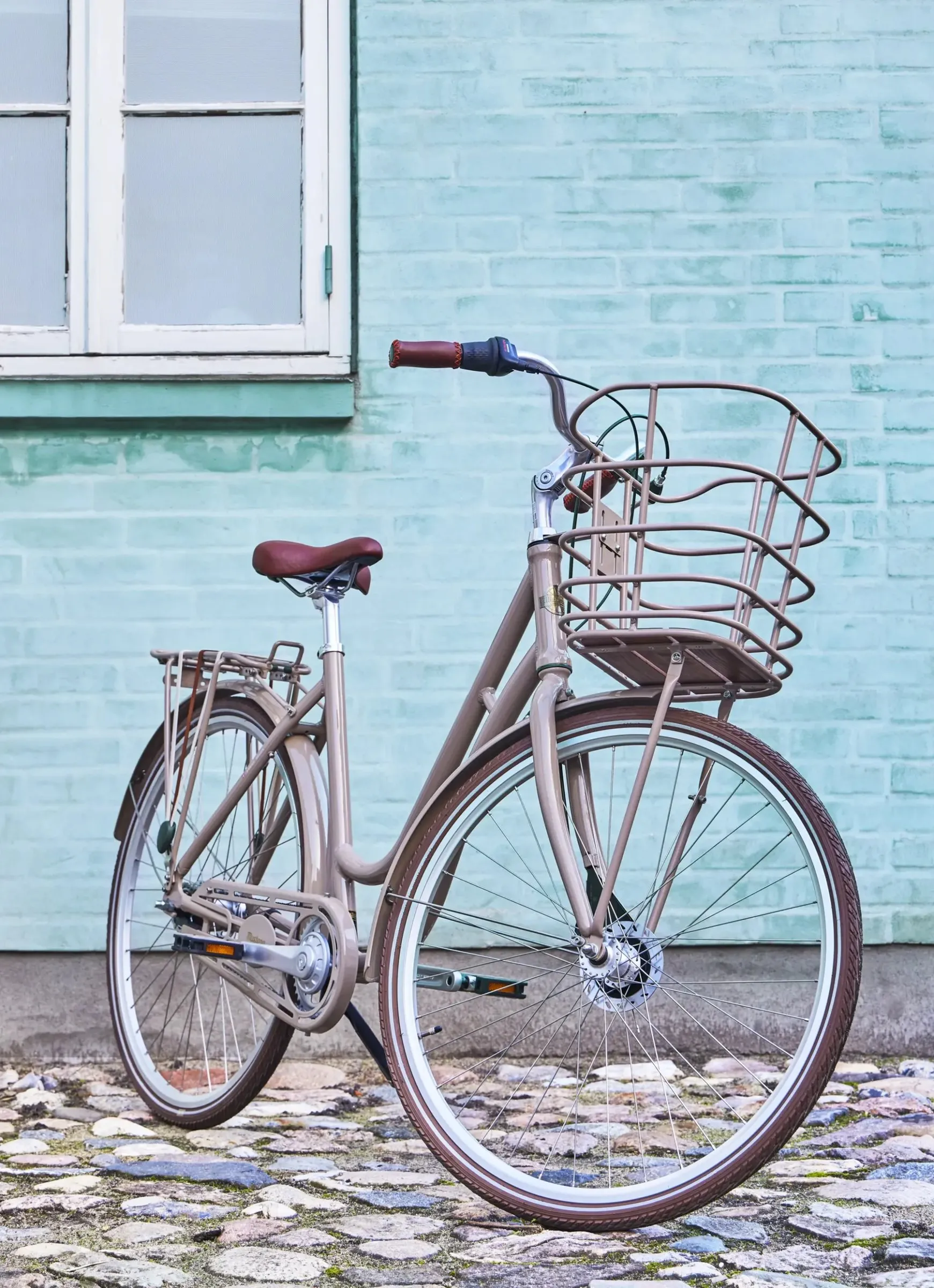 Bycykel med kurv på brosten – mobil cykelsmed i Randers