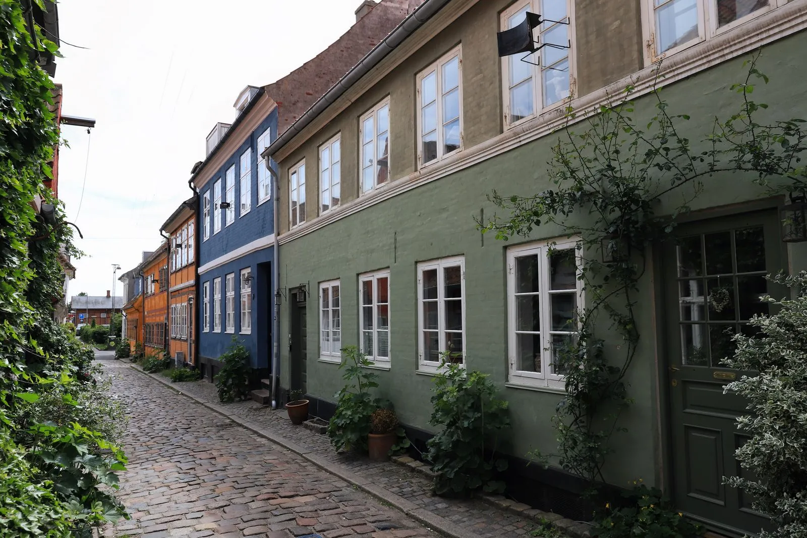 Brostensgade med farverige gamle huse i Helsingør – mobil cykelsmed i Helsingør