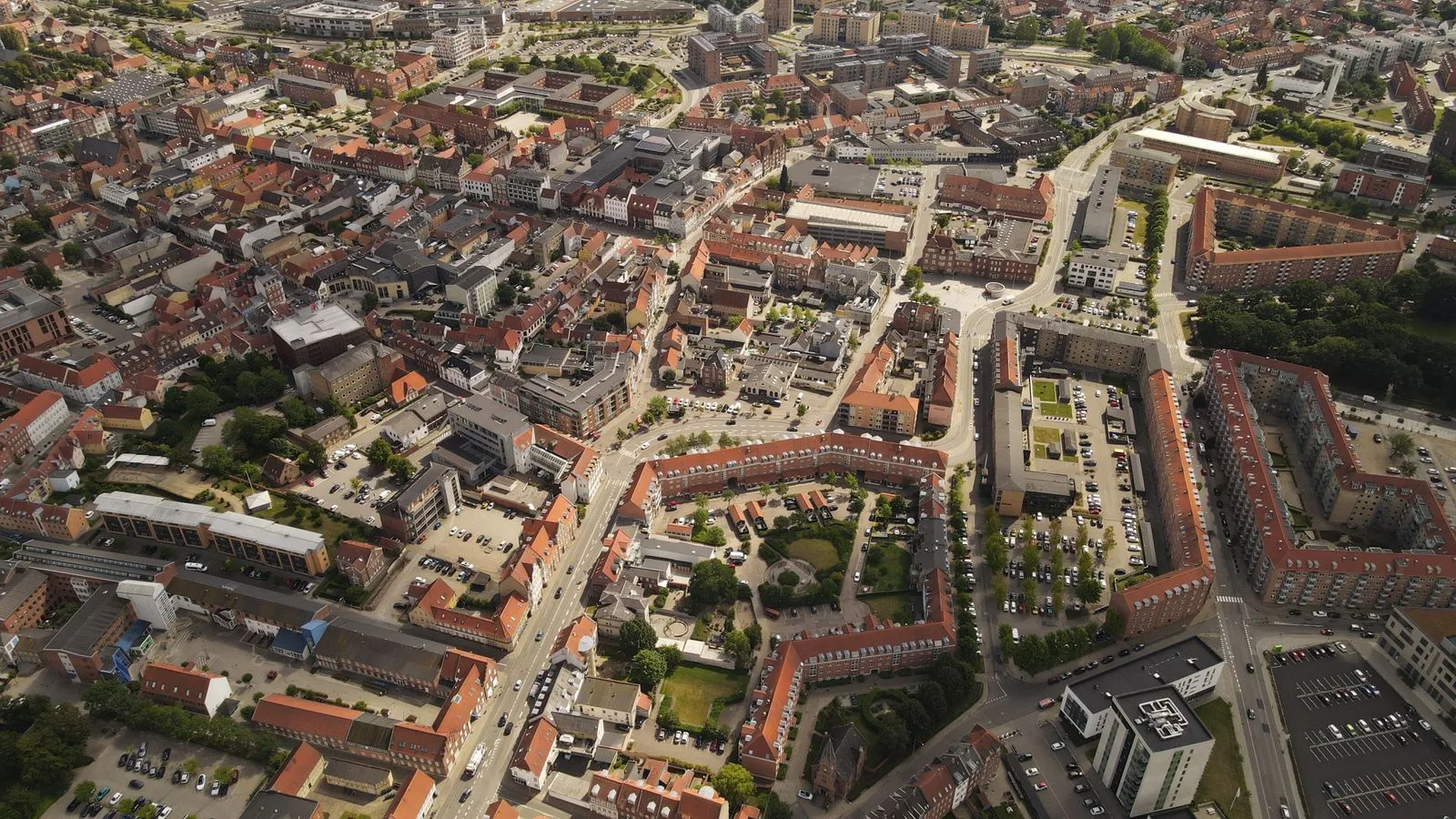 Luftfoto af Horsens midtby med gader, røde tage og boligkarréer