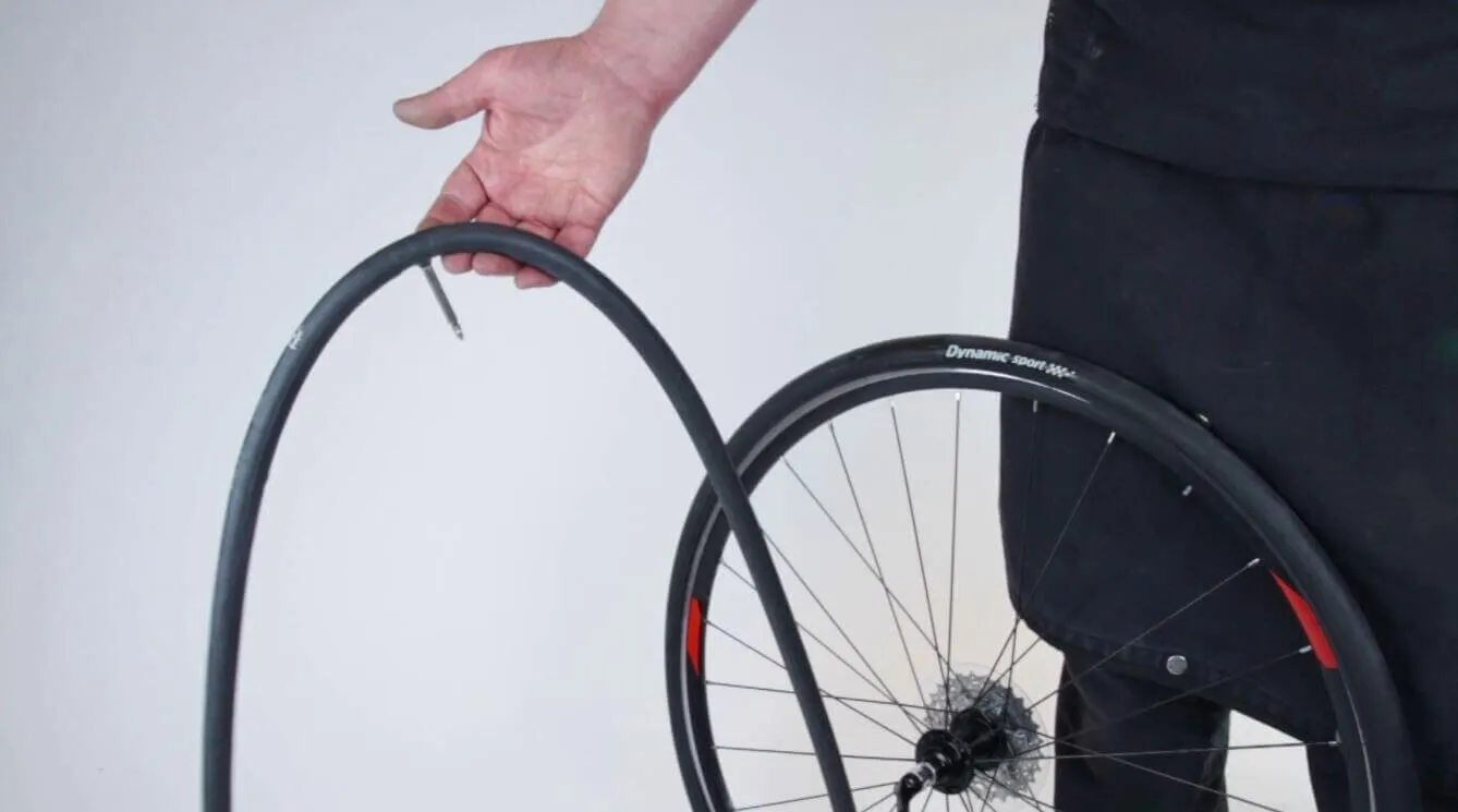 Runner skifter slange på et cykelhjul – cykelreparation i Randers