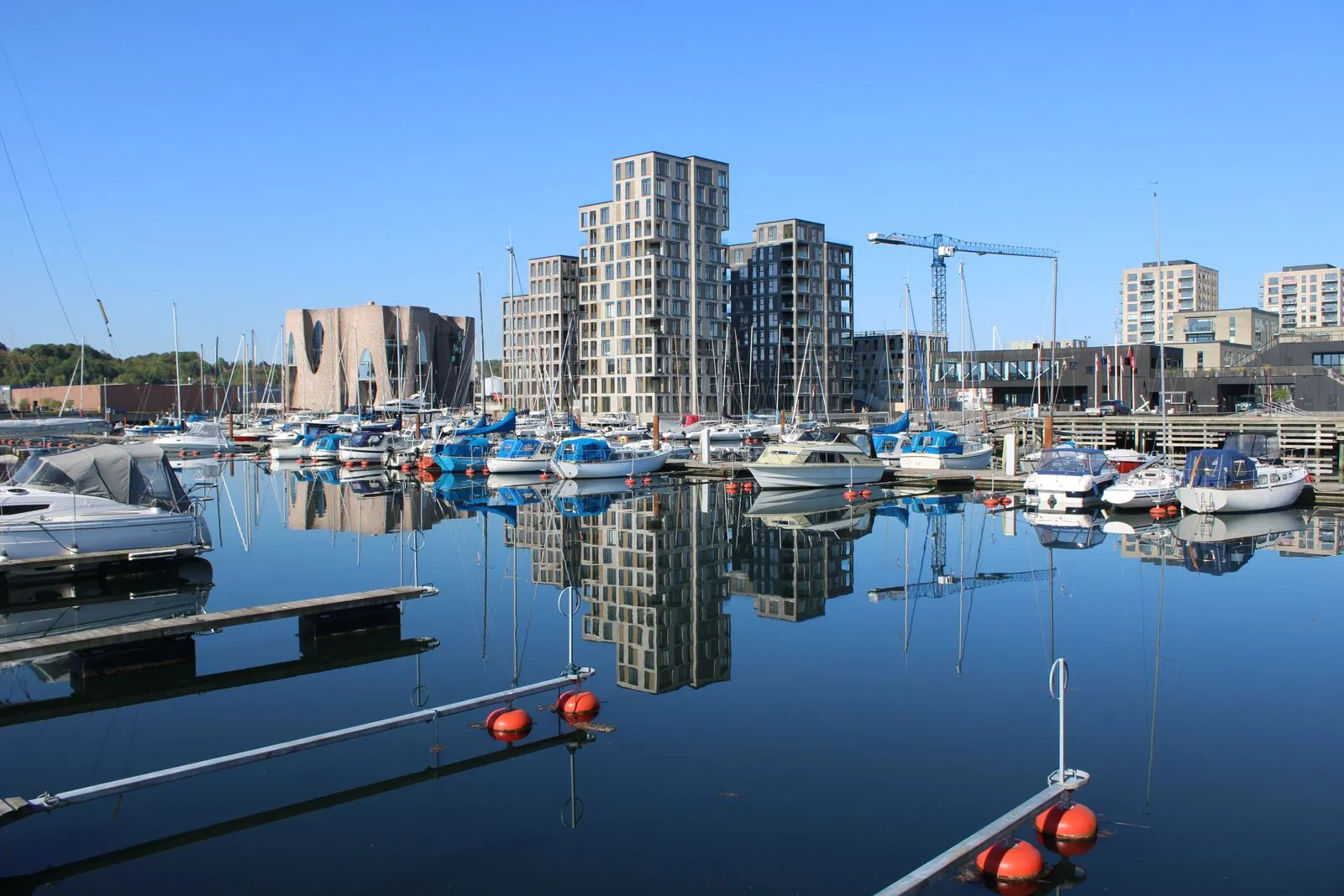 Lystbådehavnen i Vejle med Fjordenhus og de nye boligtårne ved Vejle Fjord